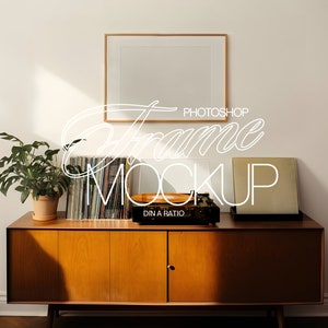 Pode incluir: Um armário de madeira de estilo moderno de meados do século com um toca-discos, discos de vinil e uma imagem emoldurada no topo. O armário tem duas portas e é de cor castanho claro.