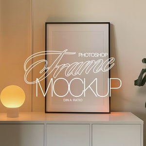 DIN A Schwarz Rahmen Photohop Mockup Retro Weiß Sideboard Interior Szene | A2 PSD Vorlage mit schwarzem Rahmen und warmer Lampe