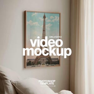 Puede incluir: Un cuadro enmarcado con la Torre Eiffel en París, Francia, sobre un cielo azul con nubes. El cuadro está en un marco de madera marrón claro y cuelga de una pared blanca. El texto "video mockup" está superpuesto.