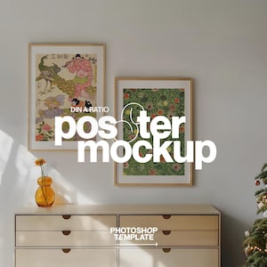 Könnte beinhalten: Zwei gerahmte Kunstdrucke mit Holzrahmen hängen an einer weißen Wand. Ein Druck zeigt eine farbenfrohe Illustration eines Pfaus und Figuren, der andere ein grünes Blumenmuster. Der Text "poster mockup" ist auf das Bild gelegt.