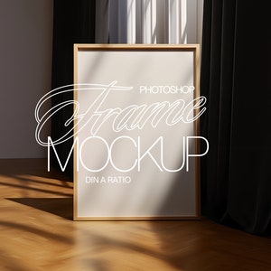 Peut inclure: Une maquette de cadre en bois avec un fond blanc et le texte "Photoshop Frame Mockup DIN A Ratio" en lettres blanches.