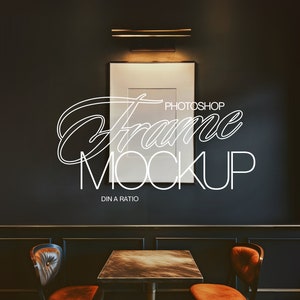DIN A Frame Photoshop Mockup in Moody Jazz Club Interior Scene | ISO Frame PSD Vorlage für Kunst und Drucke Display