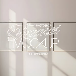Peut inclure: Trois cadres photo noirs avec un rapport d'aspect de 4x5, disposés horizontalement sur un mur beige clair. Les cadres sont vides et ont une ombre subtile projetée sur le mur. Le texte "PHOTOSHOP FRAMES MOCKUP" est écrit en blanc en cursive au-dessus des cadres.