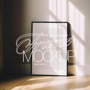 DIN A Photoshop Mockup mit schwarzem Rahmen für Kunst und Ausdrucke | ISO-Lehnrahmen-PSD-Vorlage mit stimmungsvoller Beleuchtung
