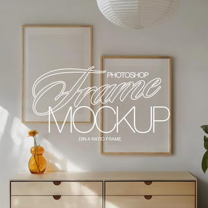 Pode incluir: Duas molduras de madeira com fundo branco, uma sobre a outra, em uma cômoda de madeira clara com duas gavetas. A moldura superior é maior que a moldura inferior. A moldura superior tem o texto "Photoshop Frame Mockup" em branco. A moldura inferior tem o texto "DIN A RATIO FRAME" em branco.