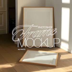 Puede incluir: Dos marcos de fotos de madera en un suelo de madera clara. El marco más grande es de proporción 4x5 y el marco más pequeño está tumbado de lado. Ambos marcos están vacíos y tienen un fondo blanco.