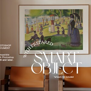 Op de afbeelding: Een ingelijste print van een schilderij dat een groep mensen in een park voorstelt. Het schilderij is in een stijl die doet denken aan pointillisme, met kleine stippen kleur die het beeld cre&euml;ren. De tekst "WITH PREPARED SMART OBJECT" is zichtbaar onder de lijst. De tekst "*artwork not included" is zichtbaar onder de tekst.