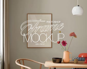 Maqueta de Photoshop con marco DIN A y opciones de decoración / Maqueta de póster A2 en formato PSD para exhibición de arte e impresiones / Arte en un comedor