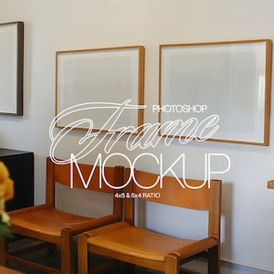 Peut inclure: Deux cadres photo en bois avec des passe-partout blancs et un fond blanc. Les cadres sont accrochés à un mur blanc. Les cadres sont au format 4x5 et 5x4. Le texte "PHOTOSHOP FRAME MOCKUP" est écrit en blanc sur le mur.