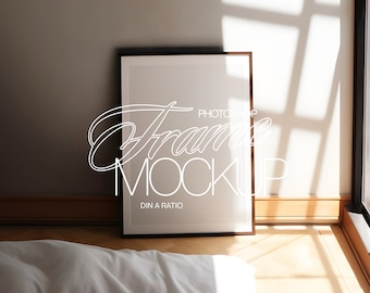 DIN Ein dunkler Holzrahmen Photoshop Mockup Vorlage für Kunst und Drucke Display | ISO A2 Lehnrahmen PSD Mockup