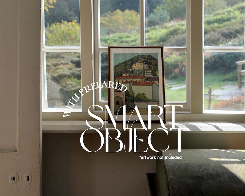 K&ouml;nnte beinhalten: Ein gerahmtes Bild einer Landschaft mit einem Dorf in der Ferne. Der Rahmen ist aus braunem Holz und das Bild befindet sich auf einer wei&szlig;en Fensterbank. Der Text "SMART OBJECT" steht in wei&szlig;en Buchstaben auf einem wei&szlig;en Kreis mit dem Text "WITH PREPARED" in einem Halbkreis dar&uuml;ber. Der Text "*artwork not included" befindet sich unter dem Kreis.