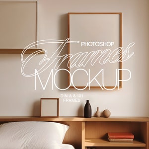 Puede incluir: Una maqueta de tres marcos de fotos en una pared blanca sobre un estante de madera con artículos decorativos. El marco más grande es un marco de madera marrón claro con un paspartú blanco. El texto "PHOTOSHOP FRAMES MOCKUP" está escrito en blanco en la pared. El texto "DIN A & 1X1 FRAMES" está escrito en blanco debajo de los marcos.