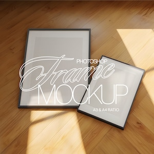 Peut inclure: Deux cadres photo noirs sur un sol en bois. Le cadre le plus grand est placé au-dessus du cadre le plus petit. Les deux cadres sont vides et ont un passe-partout blanc. Le texte "Frame Mockup" et "A3 & A4 Ratio" est visible sur l'image.