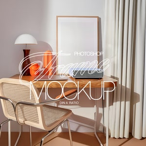 Könnte beinhalten: Ein weißer Schreibtisch mit einer Holzplatte und einem weißen Stuhl mit einem geflochtenen Sitz. Auf dem Schreibtisch stehen eine weiße Lampe mit einem orangen Schirm, ein gerahmtes Bild und ein Laptop. Der Schreibtisch steht vor einem weißen Vorhang.