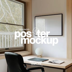 Puede incluir: Un espacio de oficina moderno con un escritorio de madera, un portátil, un libro abierto y una lámpara decorativa. Un póster enmarcado en negro cuelga de la pared. El texto "DINA RATIO poster mockup" es visible. Una silla de oficina negra está presente.