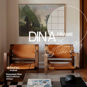 Op de afbeelding: Twee bruine leren stoelen met houten frames staan voor een witte muur met een ingelijst schilderij van een landschap. De stoelen staan tegenover elkaar en er staat een glazen salontafel tussen. De tekst "DINA FRAME" is over de afbeelding gelegd.