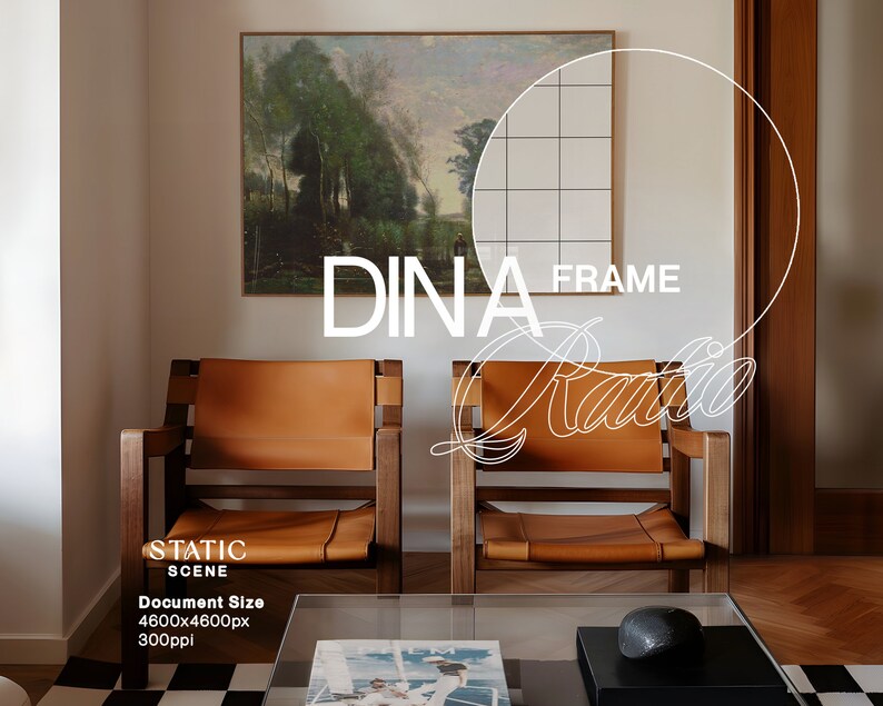 Op de afbeelding: Twee bruine leren stoelen met houten frames staan voor een witte muur met een ingelijst schilderij van een landschap. De stoelen staan tegenover elkaar en er staat een glazen salontafel tussen. De tekst "DINA FRAME" is over de afbeelding gelegd.