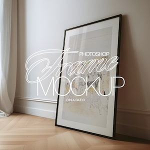 Puede incluir: Una maqueta de marco de imagen negro con un fondo blanco y un suelo de madera marrón claro. La imagen está apoyada contra una pared blanca. El texto "Photoshop Frame Mockup" está escrito en blanco en la imagen.
