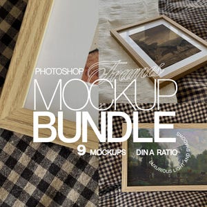 Op de afbeelding: Een set van 9 houten fotolijsten in verschillende maten en stijlen, met een geruite achtergrond. De lijsten zijn perfect om foto's, kunstwerken of andere souvenirs in te presenteren. De lijsten zijn gemaakt van natuurlijk hout en hebben een rustieke, boerderijstijl.