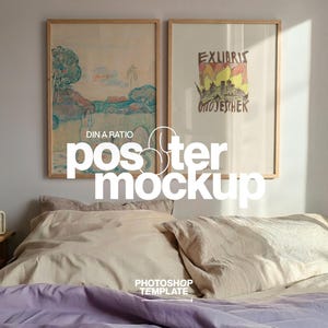 Può includere: Due poster incorniciati con opere d'arte sono appesi sopra un letto con lenzuola beige e una coperta viola. I poster sono in cornici di legno chiaro. Il testo "DIN A RATIO poster mockup" è sovrapposto all'immagine. Un piccolo orologio è su un comodino di legno.