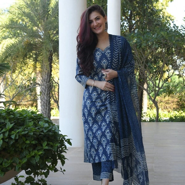 Magnifique kurti imprimé plumes de paon avec pantalon et dupatta malmal avec un bel imprimé, ensemble Kurti unique de couleur bleue, cadeau de Noël pour elle