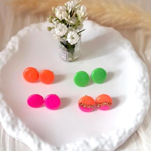 Neon earrings | Statement stud earrings – neon colors & gold | Fimo jewelry | pink | orange | neon jewelry |