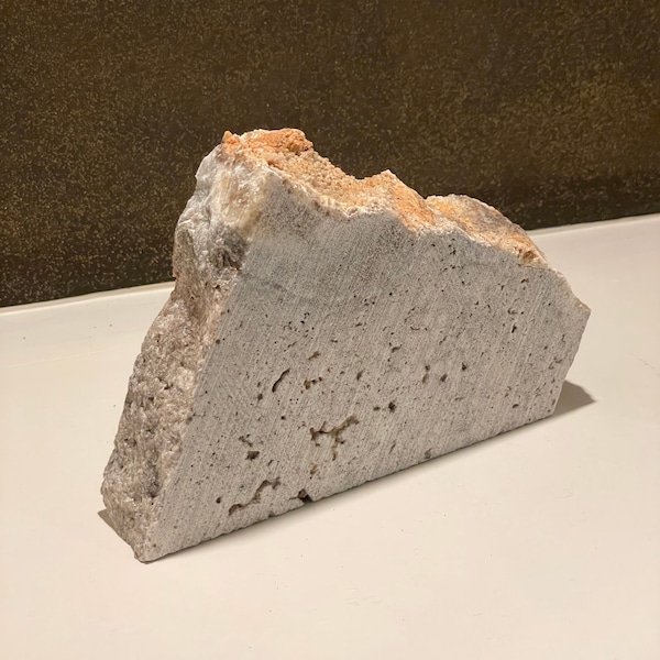 Lastra di travertino grigio chiaro, espositore per tavolino in marmo, sottobicchiere in travertino ritagliato, vassoio per sapone in marmo, centrotavola in travertino