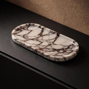 Calacatta Viola Marmor ovales Tablett - handgefertigter dekorativer Catchall für Waschtisch, Nachttisch oder Kaffeetisch