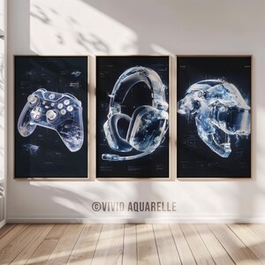 Peut inclure: Trois impressions encadrées sur le thème du jeu vidéo. Les impressions présentent une manette, un casque et un casque VR, tous rendus dans un style translucide de type plan, avec des teintes bleues et blanches sur un fond sombre. Les impressions sont exposées dans une pièce avec un sol en bois.