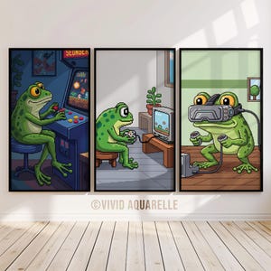 Könnte beinhalten: Triptychon gerahmter Kunstdrucke mit pixeligen grünen Fröschen beim Spielen. Ein Frosch spielt ein Arcade-Spiel, ein anderer eine Konsole und der dritte nutzt VR. Die Drucke sind vor einer weißen Wand mit Holzboden angeordnet.