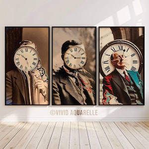 Peut inclure: Triptyque d'estampes d'art surréalistes représentant des figures avec des visages d'horloge. L'œuvre a une esthétique vintage, avec des tons sourds et un effet de fonte. Les tirages sont encadrés en noir et montés sur un mur blanc.