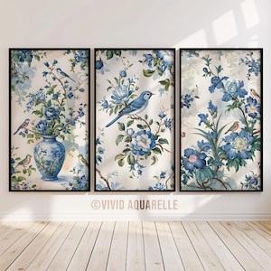 Könnte beinhalten: Drei gerahmte Drucke mit einem blauen und weißen Blumenmuster und blauen Vögeln. Die Drucke sind vor einer weißen Wand und einem Holzboden platziert.