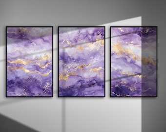 Puede incluir: Tres impresiones de arte abstracto enmarcadas con un esquema de color morado y dorado. Las impresiones presentan un diseño de mármol y remolino con toques de blanco.