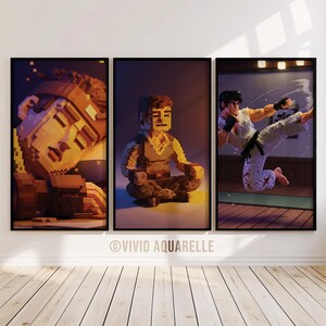Peut inclure: Ensemble de trois impressions d'art encadrées représentant des personnages pixélisés dans diverses poses. L'une représente une figure endormie, une autre une personne méditant et la troisième un artiste martial donnant un coup de pied. L'œuvre est contre un mur neutre avec un sol en bois.