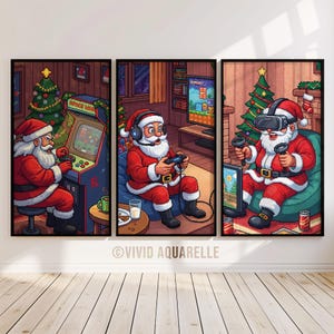 Könnte beinhalten: Ein Triptychon gerahmter Kunstdrucke, das den Weihnachtsmann beim Videospielen zeigt. Ein Druck zeigt den Weihnachtsmann beim Spielen eines Arcade-Spiels, ein weiterer mit einem Controller und der letzte mit VR-Brille. Jede Szene hat einen Weihnachtsbaum und ein gemütliches Interieur.