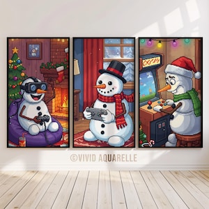 Könnte beinhalten: Dreiteiliger Satz gerahmter Pixel-Art-Drucke mit spielenden Schneemännern. Einer trägt eine VR-Brille, ein anderer hält einen Controller und der dritte spielt ein Arcade-Spiel. Die Drucke haben ein Weihnachtsthema mit festlicher Dekoration.