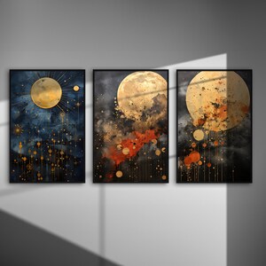 Può includere: Set di tre stampe artistiche astratte incorniciate. Ogni stampa presenta un tema celeste con tonalità oro, arancione e blu. L'opera d'arte include soli, lune ed elementi simili a stelle, creando un'estetica moderna e artistica.