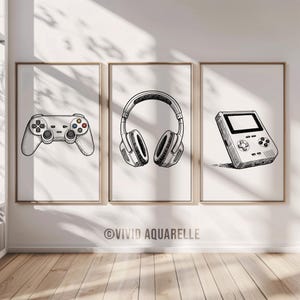 Peut inclure: Trois illustrations en noir et blanc sur fond blanc. Les illustrations représentent une manette de jeu vidéo, un casque audio et une console de jeu vidéo portable.