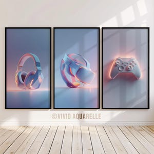 Puede incluir: Tres impresiones artísticas enmarcadas con accesorios de juego. La primera muestra unos auriculares, la segunda unas gafas de realidad virtual y la tercera un mando de videojuegos. Cada artículo tiene un efecto brillante, similar al neón, sobre un fondo pastel.
