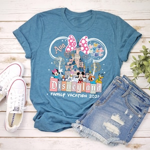 Personalisierte Disneyland Familienurlaub 2026 Shirts, Benutzerdefinierte Name Mickey und Freunde Disney Schloss Shirts Bild 7