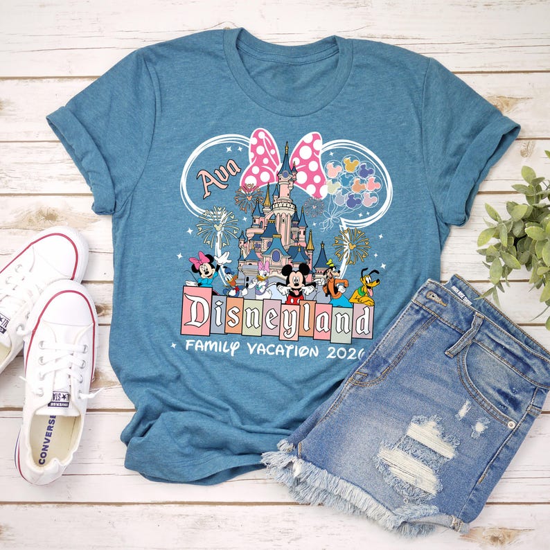 Personalisierte Disneyland Familienurlaub 2026 Shirts, Benutzerdefinierte Name Mickey und Freunde Disney Schloss Shirts Bild 7