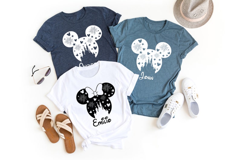Puede incluir: Tres camisetas blancas con un dise&ntilde;o de silueta de Mickey Mouse en blanco y negro. Las camisetas tienen los nombres "John", "Emily" y "Anna" impresos en ellas.