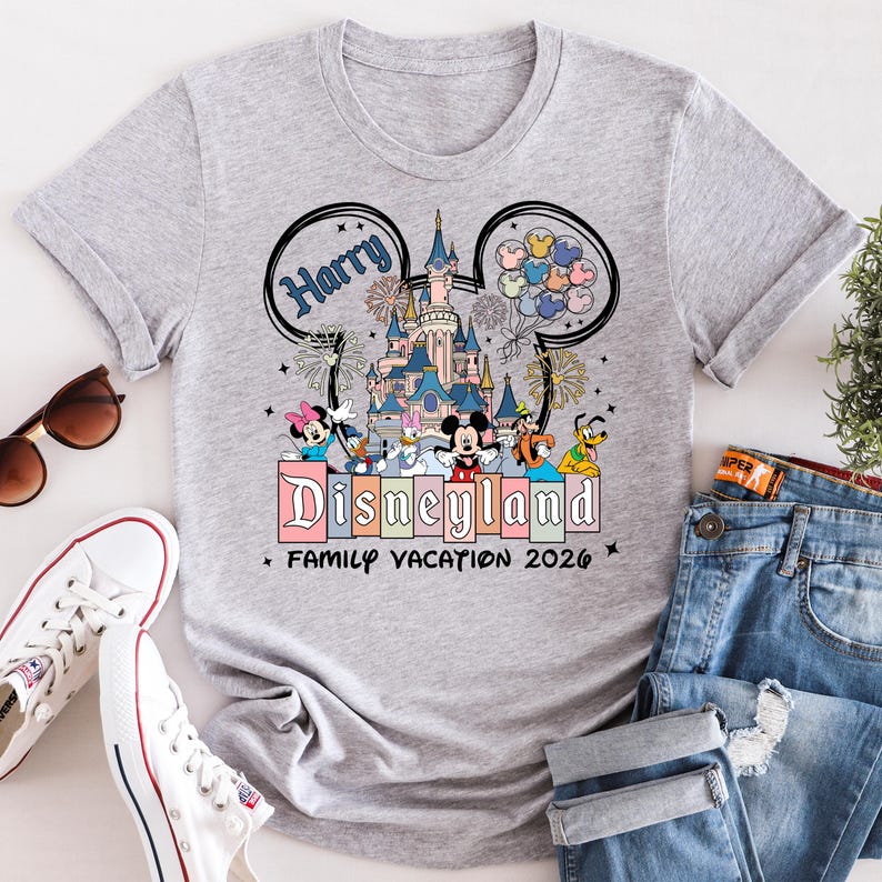 Personalisierte Disneyland Familienurlaub 2026 Shirts, Benutzerdefinierte Name Mickey und Freunde Disney Schloss Shirts Bild 5