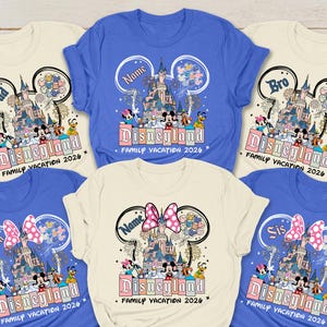 K&ouml;nnte beinhalten: Cremefarbene und blaue T-Shirts mit Rundhalsausschnitt und Disneyland-Design. Das Design zeigt das Disneyland-Schloss, Micky und Minnie Maus und andere Charaktere. Der Text enth&auml;lt "Dad", "Mom", "Bro", "Sis" und "Name" sowie "Family Vacation 2026".