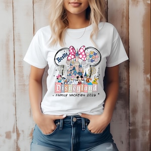 Personalisierte Disneyland Familienurlaub 2026 Shirts, Benutzerdefinierte Name Mickey und Freunde Disney Schloss Shirts Bild 9