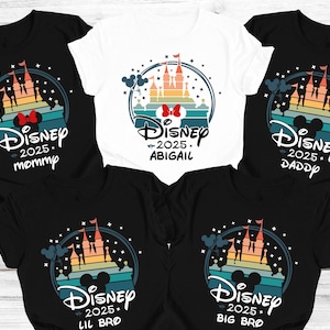 ディズニーキャッスル2025シャツ、ディズニーファミリーお揃いTシャツ、カスタムディズニーファミリー2025、ディズニー旅行シャツ、ディズニー2025ファミリーバケーションシャツ