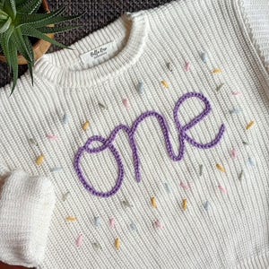 Geburtstags-Pullover | PERSONALISIERT | Schreibschrift | Handbestickt