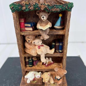 Vintage Russ #1766 Bears From The Past Figurine – Teddy Bear Bookcase | Nursery Decor | Bear Collector Gift | Russ Berrie Collectible