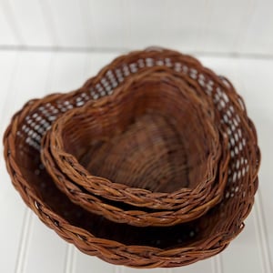 Set of 3 Vintage Wicker Heart Baskets – Rustic Farmhouse Wedding & Anniversary Decor – Nesting Woven Storage Bowls (6 1/4”, 7 1/4”, 9 1/4”)