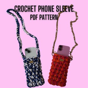 Peut inclure: Deux étuis de téléphone en crochet avec bandoulière, l'un bleu et blanc et l'autre orange et rose, contenant chacun un smartphone. Le texte CROCHET PHONE SLEEVE PDF PATTERN est affiché au-dessus. Chaque étui possède une petite étiquette.